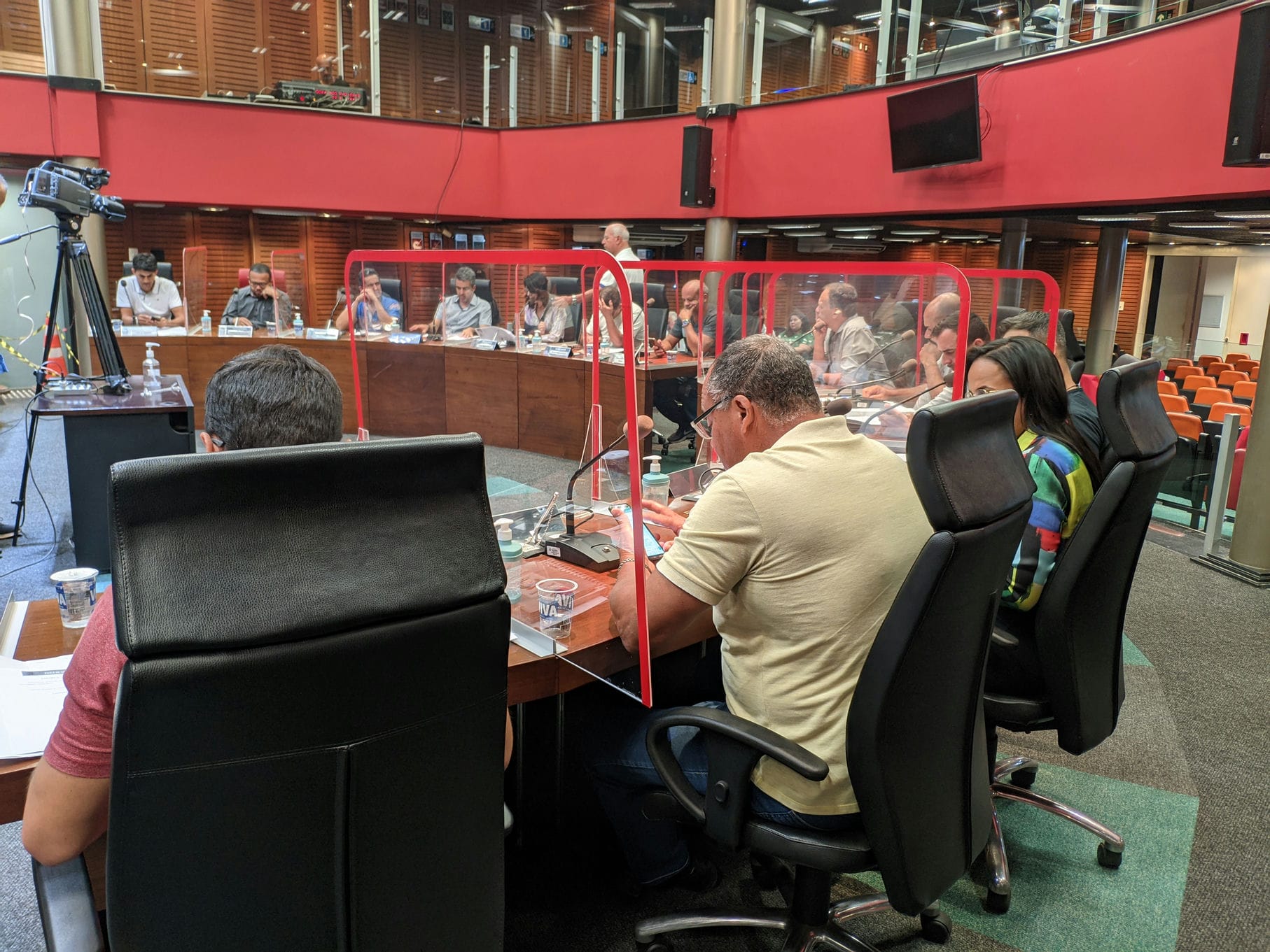 Vereadores reunidos em plen&aacute;rio.